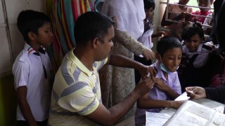 নরসিংদীতে তৃতীয় দিনে ১৫ হাজার শিশুকে টিকাদান নরসিংদীতে তৃতীয় দিনে ১৫ হাজার শিশুকে টিকাদান