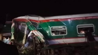কুমিল্লায় দুটি ট্রেনের সংঘর্ষ, ইঞ্জিনসহ ৫ বগি লাইনচ্যুত কুমিল্লায় দুটি ট্রেনের সংঘর্ষ, ইঞ্জিনসহ ৫ বগি লাইনচ্যুত