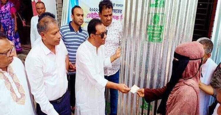 পলাশে অসহায় ১৯ পরিবারের মাঝে ঢেউটিন ও চেক বিতরণ পলাশে অসহায় ১৯ পরিবারের মাঝে ঢেউটিন ও চেক বিতরণ