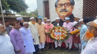 পূর্ণ সভাপতির দায়িত্ব প্রাপ্তিতে বঙ্গবন্ধুর প্রতিকৃতিতে শ্রদ্ধা নিবেদন