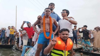 টানা ৩০ ঘন্টা সাঁতার কেটে আখাউড়া থেকে নরসিংদী পৌঁছলেন বকুল সিদ্দিকী