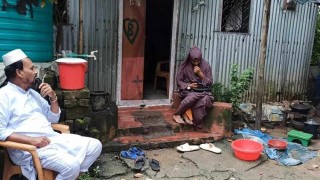 পলাশে বিয়ের দাবিতে প্রেমিকের বাড়িতে প্রেমিকার অবস্থান