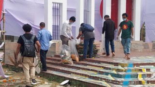 স্বেচ্ছায় শহীদ মিনার পরিস্কার করলো একদল যুবক স্বেচ্ছায় শহীদ মিনার পরিস্কার করলো একদল যুবক