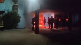 নরসিংদীতে বিএনপির আহবায়ক খায়রুল কবীর খোকনের বাসভবনে অগ্নিসংযোগ নরসিংদীতে বিএনপির আহবায়ক খায়রুল কবীর খোকনের বাসভবনে অগ্নিসংযোগ