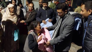 নরসিংদীতে শীতার্ত দুস্থ মানুষের মাঝে কম্বল বিতরণ করলেন জেলা প্রশাসক নরসিংদীতে শীতার্ত দুস্থ মানুষের মাঝে কম্বল বিতরণ করলেন জেলা প্রশাসক