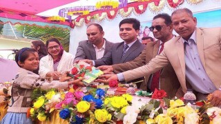 পলাশে ৫ লাখ শিক্ষার্থীর মাঝে নতুন বই বিতরণ পলাশে ৫ লাখ শিক্ষার্থীর মাঝে নতুন বই বিতরণ