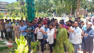 নরসিংদী সরকারি কলেজে ছাত্রাবাসের ভাড়া বাড়ানোর প্রতিবাদে বিক্ষোভ