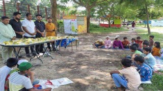 আলোকিত নরসিংদীর উদ্যোগে পথ শিশুদের নিয়ে মৌসুমি ফল উৎসব