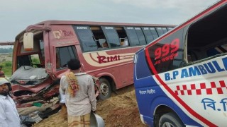 সিরাজগঞ্জে বাস ও এ্যাম্বুলেন্স সংঘর্ষে ৩ জন নিহত, আহত ৫ সিরাজগঞ্জে বাস ও এ্যাম্বুলেন্স সংঘর্ষে ৩ জন নিহত, আহত ৫