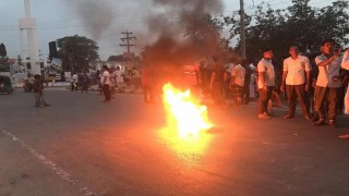 শিবপুরে গুলিবিদ্ধ উপজেলা চেয়ারম্যান নিহতের প্রতিবাদে বিক্ষোভ, সড়ক অবরোধ শিবপুরে গুলিবিদ্ধ উপজেলা চেয়ারম্যান নিহতের প্রতিবাদে বিক্ষোভ, সড়ক অবরোধ
