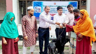 পলাশে ভিক্ষুকদের পুনর্বাসনের লক্ষ্যে সহায়ক উপকরণ বিতরণ