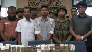 নরসিংদীতে  ৮৮ লাখ ৫০ হাজার টাকাসহ তিনজনকে আটক করল শিক্ষার্থীরা নরসিংদীতে  ৮৮ লাখ ৫০ হাজার টাকাসহ তিনজনকে আটক করল শিক্ষার্থীরা