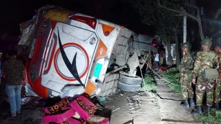 বাসাইল ওভারপাস হতে যাত্রীবাহী বাস পড়ে নিহত ১, আহত ৪৪ বাসাইল ওভারপাস হতে যাত্রীবাহী বাস পড়ে নিহত ১, আহত ৪৪