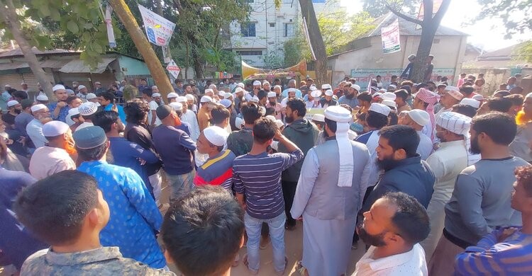 মাজারে ইসলাম বিরোধী কর্মকান্ড বন্ধের দাবিতে বিক্ষোভ মাজারে ইসলাম বিরোধী কর্মকান্ড বন্ধের দাবিতে বিক্ষোভ