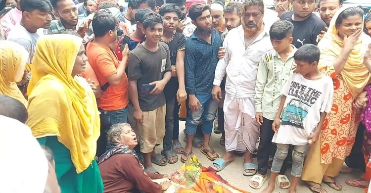 নরসিংদীতে প্রকাশ্যে যুবককে কুপিয়ে হত্যা নরসিংদীতে প্রকাশ্যে যুবককে কুপিয়ে হত্যা