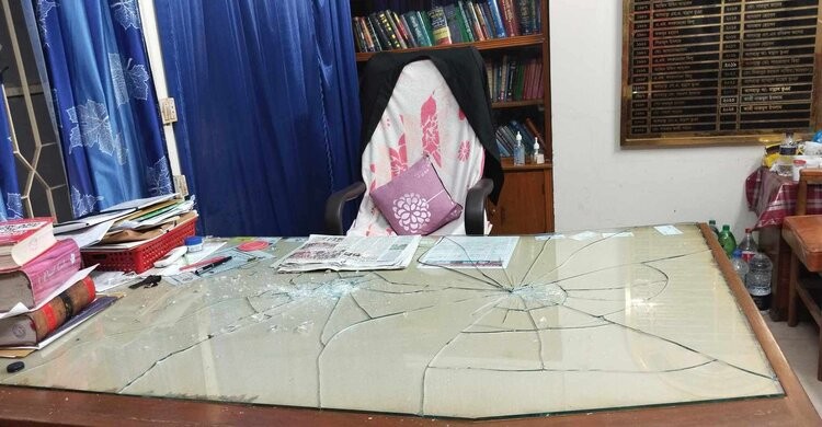 নরসিংদীতে আইনজীবী সমিতি ভবনে হামলায় আহত ৫ আইনজীবী নরসিংদীতে আইনজীবী সমিতি ভবনে হামলায় আহত ৫ আইনজীবী