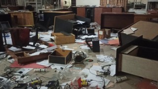 পলাশে জুটমিলে হামলা-ভাঙচুর লুটপাট ৬ নিরাপত্তাকর্মী আহত পলাশে জুটমিলে হামলা-ভাঙচুর লুটপাট ৬ নিরাপত্তাকর্মী আহত