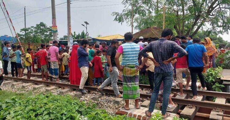 নরসিংদীতে রেললাইন কালভার্টের নীচে ইজিবাইক চালকের মরদেহ নরসিংদীতে রেললাইন কালভার্টের নীচে ইজিবাইক চালকের মরদেহ