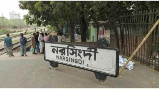 নরসিংদীতে রেললাইন পারাপারের সময় ট্রেনের ধাক্কায় ছাত্রী নিহত নরসিংদীতে রেললাইন পারাপারের সময় ট্রেনের ধাক্কায় ছাত্রী নিহত