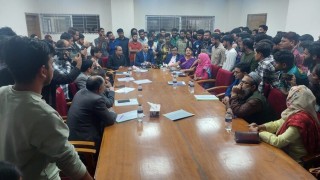 শিক্ষার্থীদের সঙ্গে সমঝোতায় বসে ৭ ঘন্টা অবরুদ্ধ তাঁতবোর্ড চেয়ারম্যানসহ ১৫ কর্মকর্তা