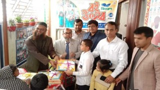 অটিস্টিক বিদ্যালয়ের শিক্ষার্থীদের মাঝে বই বিতরণ