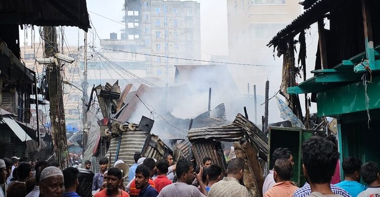 মাধবদী বাজারে আগুনে পুড়ল ৪০ দোকান মাধবদী বাজারে আগুনে পুড়ল ৪০ দোকান