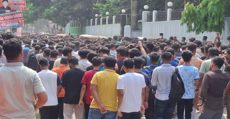নরসিংদীতে শিক্ষা উপদেষ্টার পদত্যাগের দাবিতে বিক্ষোভ নরসিংদীতে শিক্ষা উপদেষ্টার পদত্যাগের দাবিতে বিক্ষোভ