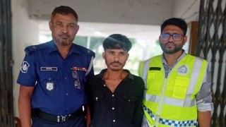 নরসিংদীতে অস্ত্র ও গুলিসহ যুবক গ্রেপ্তার