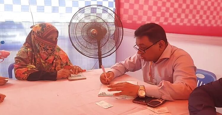 নরসিংদীতে ফ্রি মেডিকেল ক্যাম্পে চিকিৎসা সেবা দিলেন ১২ চিকিৎসক