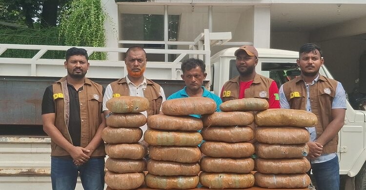 ৪৫ কেজি গাঁজাভর্তি গাড়ীসহ ১ জন আটক ৪৫ কেজি গাঁজাভর্তি গাড়ীসহ ১ জন আটক