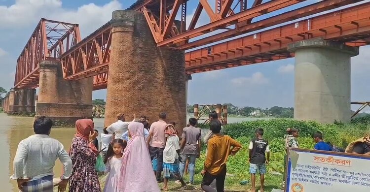 ঘোড়াশাল রেলসেতুতে ট্রেনে কাটাপড়ে নারী নিহত ঘোড়াশাল রেলসেতুতে ট্রেনে কাটাপড়ে নারী নিহত