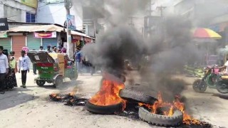 ২২ বছর পর গঠিত ছাত্রদল কমিটির সভাপতি বিবাহিত অভিযোগে সড়কে আগুন লাগিয়ে প্রতিবাদ