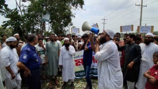 মাধবদীতে পৌরসভার বর্জ্যে পরিবেশ দূষণ বন্ধের দাবিতে সড়ক অবরোধ