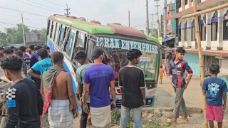 বাস-কাভার্ড ভ্যানের সংঘর্ষে নিয়ন্ত্রণ হারানো বাসের চাপায় পথচারী নিহত