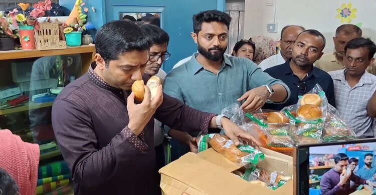 নরসিংদীতে বিদ্যালয়ের মিড ডে মিলের বনরুটি দেখে প্রতিমন্ত্রীর অসন্তোষ প্রকাশ 
