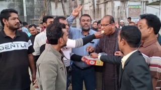 সাখাওয়াত হোসেন বকুল স্বাস্থ্যমন্ত্রী: উচ্ছ্বসিত নেতাকর্মী ও এলাকাবাসীর মিষ্টি বিতরণ
