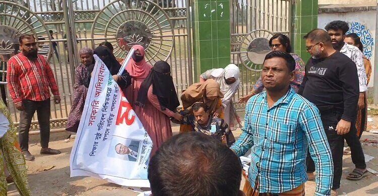 রায়পুরায় অধ্যক্ষকে স্বপদে বহালের দাবিতে মানববন্ধনে হামলার অভিযোগ 