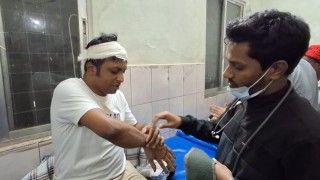 পাঁচদোনায় চাঁদা চাওয়ার প্রতিবাদ করায় হামলা, ১০ সাংবাদিক আহত