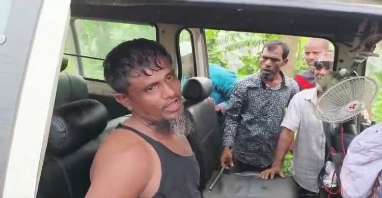 মাইক্রোবাসে করে রক্তাক্ত বৃদ্ধকে গুমের চেষ্টার সময় চালক আটক