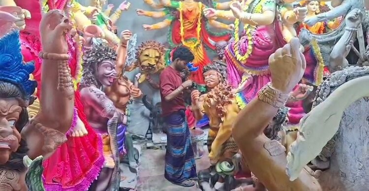 নরসিংদী জেলায় ৩৬১টি মণ্ডপে দুর্গাপূজার প্রস্তুতি, কারুকাজে ব্যস্ত প্রতিমা শিল্পীরা